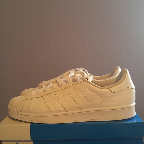 Le adidas superstar di pelle di serpente, la poshmark shell Le adidas superstar di pelle di serpente, la poshmark shell